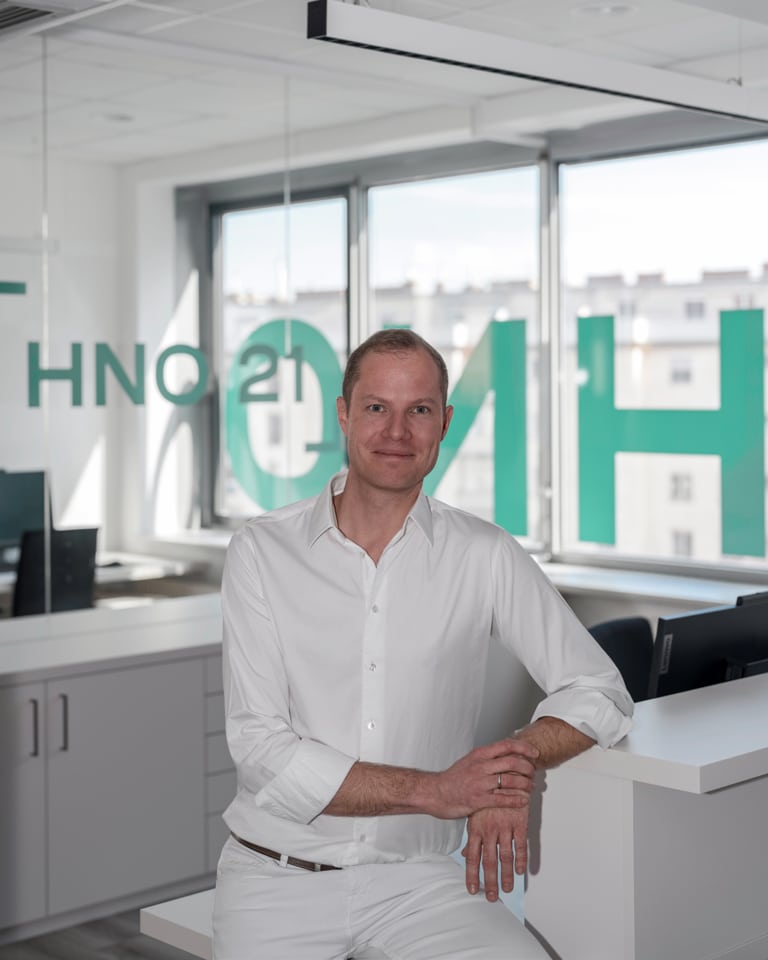 Dr. Stefan Edlinger an der Rezeption seiner Ordination in Wien Floridsdorf